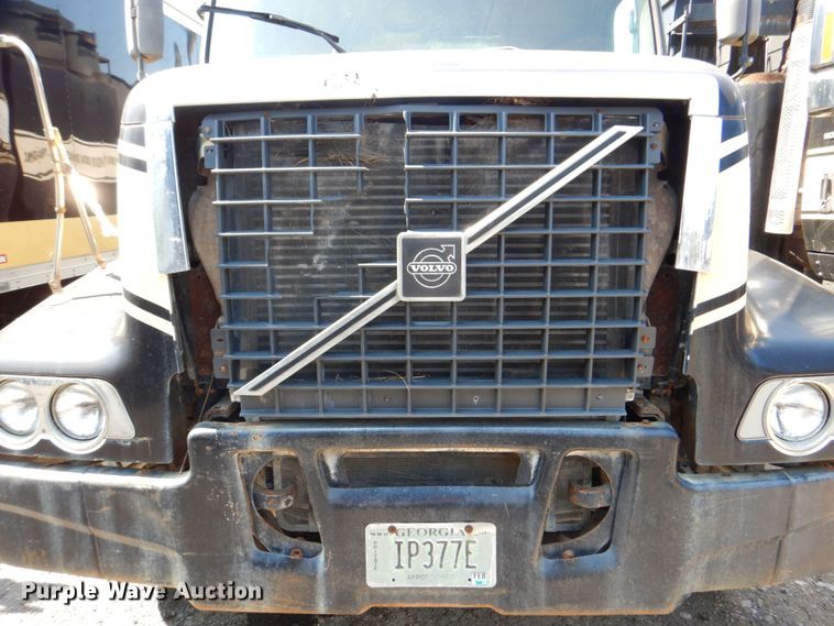 image for item DS8050 2002 Volvo VHD  vacuum truck