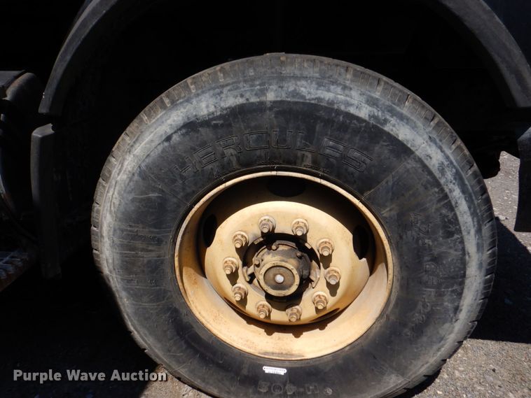 image for item DS8050 2002 Volvo VHD  vacuum truck