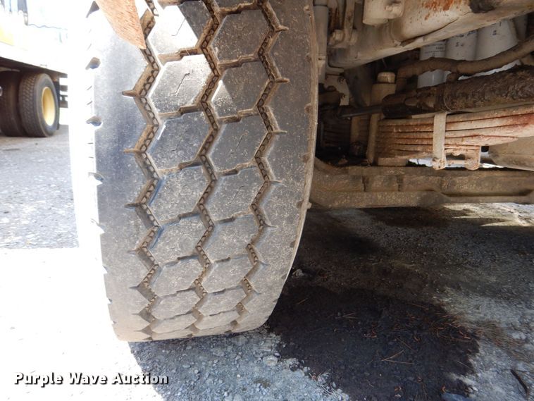 image for item DS8050 2002 Volvo VHD  vacuum truck