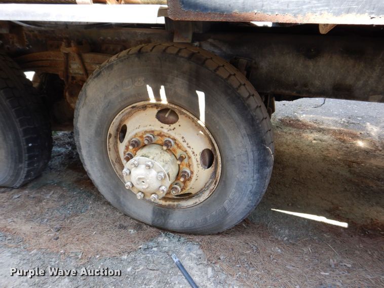 image for item DS8050 2002 Volvo VHD  vacuum truck