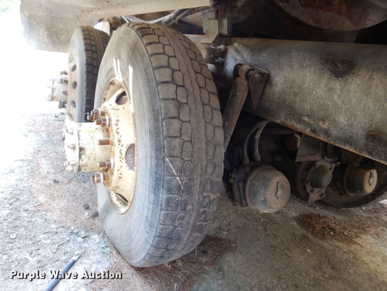 image for item DS8050 2002 Volvo VHD  vacuum truck