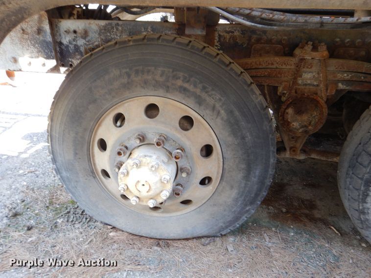 image for item DS8050 2002 Volvo VHD  vacuum truck