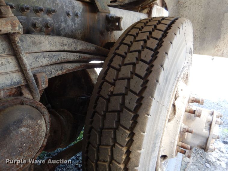 image for item DS8050 2002 Volvo VHD  vacuum truck