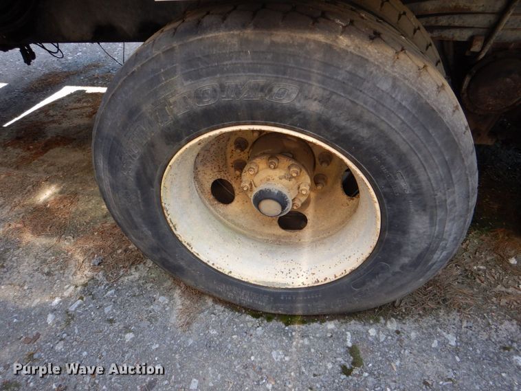 image for item DS8050 2002 Volvo VHD  vacuum truck