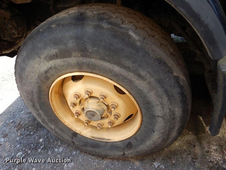 image for item DS8050 2002 Volvo VHD  vacuum truck