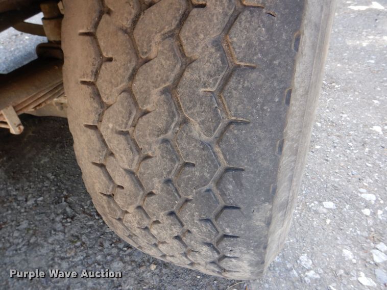 image for item DS8050 2002 Volvo VHD  vacuum truck