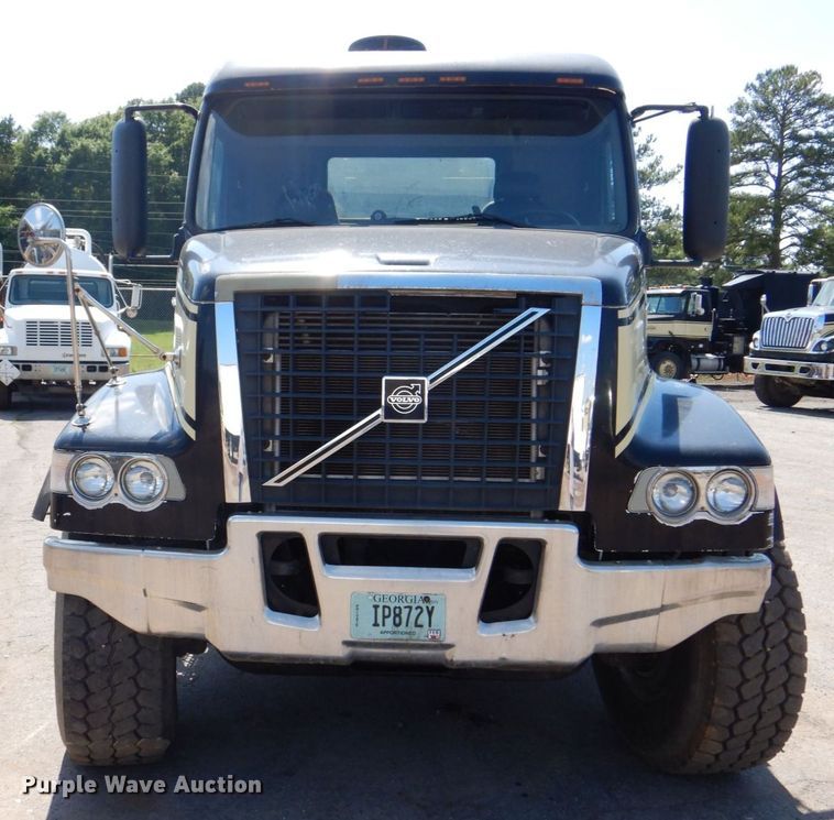 image for item DS8051 2002 Volvo VHD  vacuum truck
