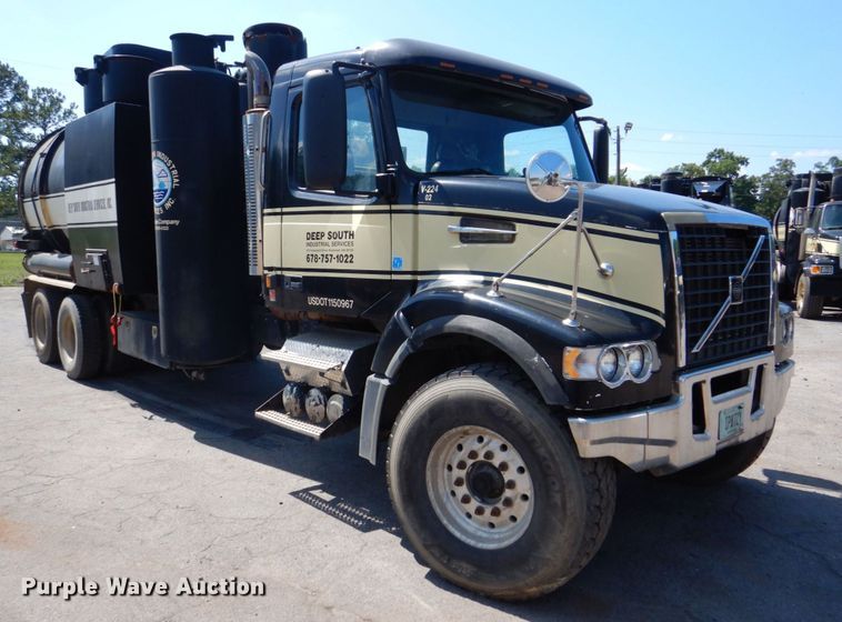 image for item DS8051 2002 Volvo VHD  vacuum truck