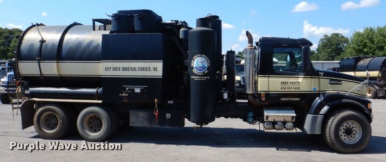 image for item DS8051 2002 Volvo VHD  vacuum truck