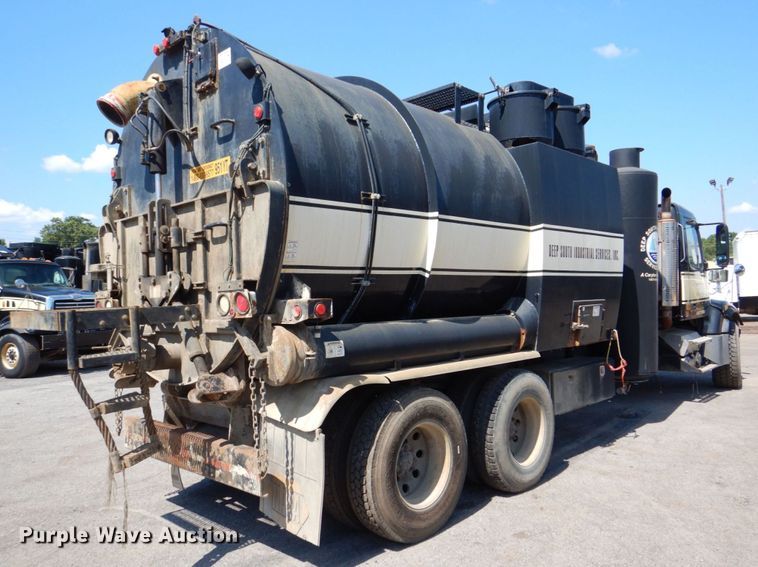 image for item DS8051 2002 Volvo VHD  vacuum truck