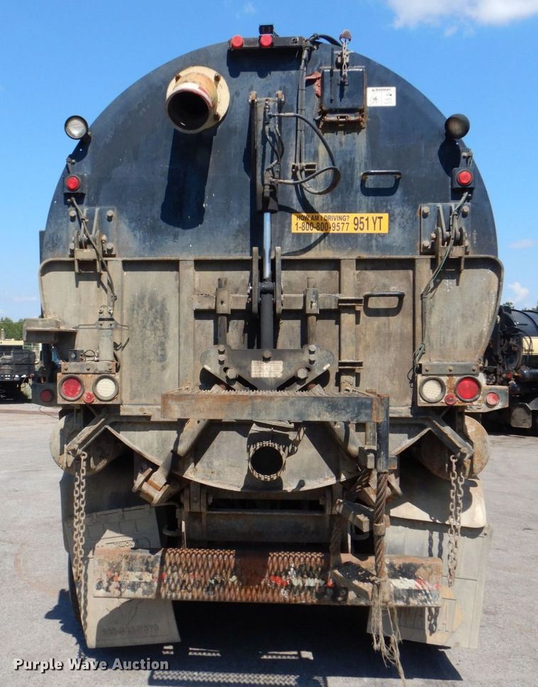 image for item DS8051 2002 Volvo VHD  vacuum truck