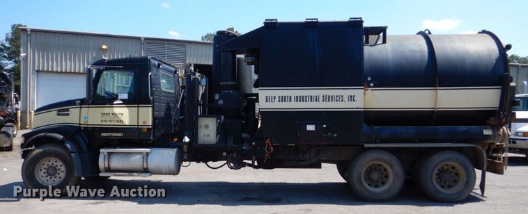 image for item DS8051 2002 Volvo VHD  vacuum truck