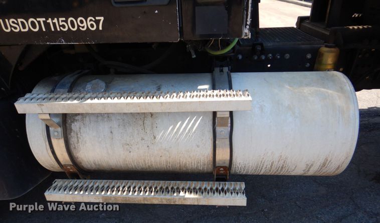 image for item DS8051 2002 Volvo VHD  vacuum truck