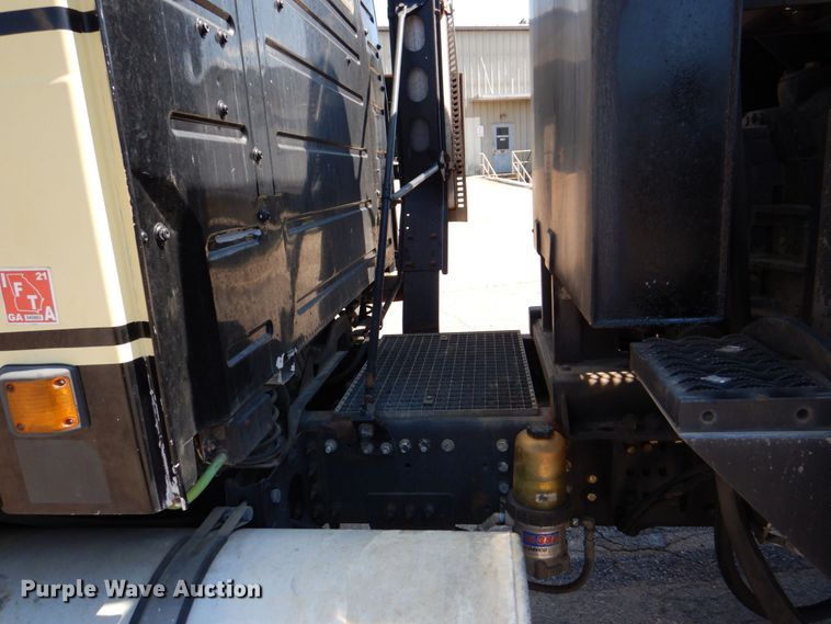 image for item DS8051 2002 Volvo VHD  vacuum truck