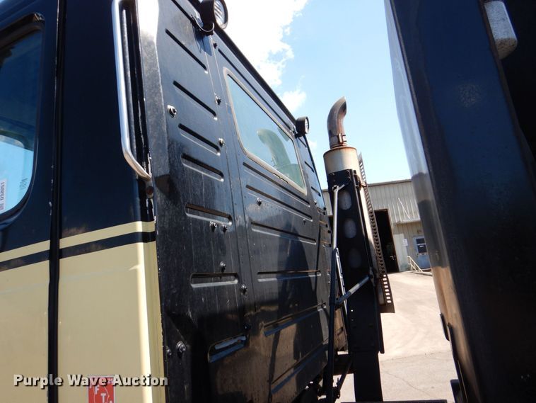 image for item DS8051 2002 Volvo VHD  vacuum truck