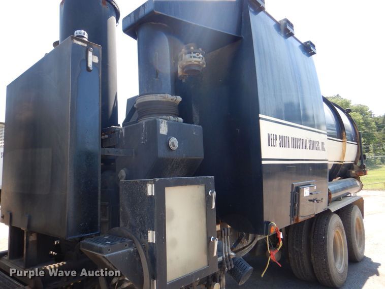 image for item DS8051 2002 Volvo VHD  vacuum truck