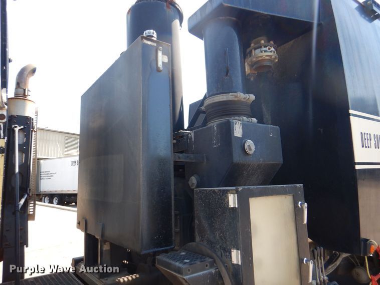 image for item DS8051 2002 Volvo VHD  vacuum truck