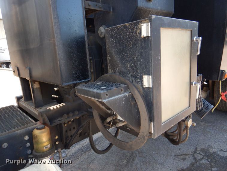 image for item DS8051 2002 Volvo VHD  vacuum truck