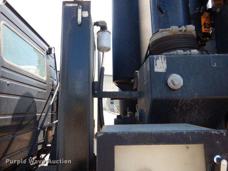 image for item DS8051 2002 Volvo VHD  vacuum truck