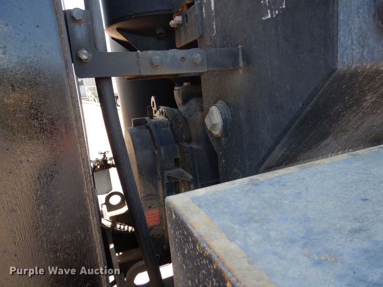 image for item DS8051 2002 Volvo VHD  vacuum truck