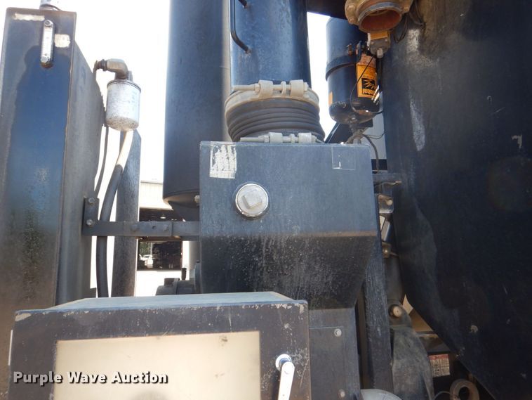 image for item DS8051 2002 Volvo VHD  vacuum truck