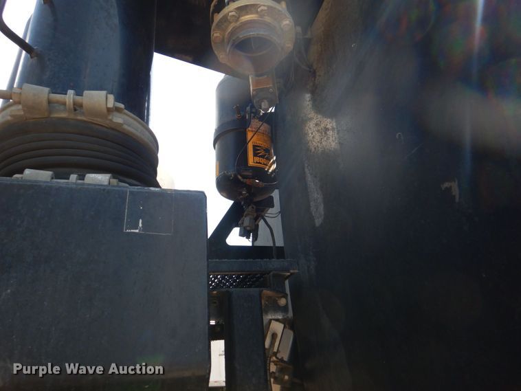 image for item DS8051 2002 Volvo VHD  vacuum truck