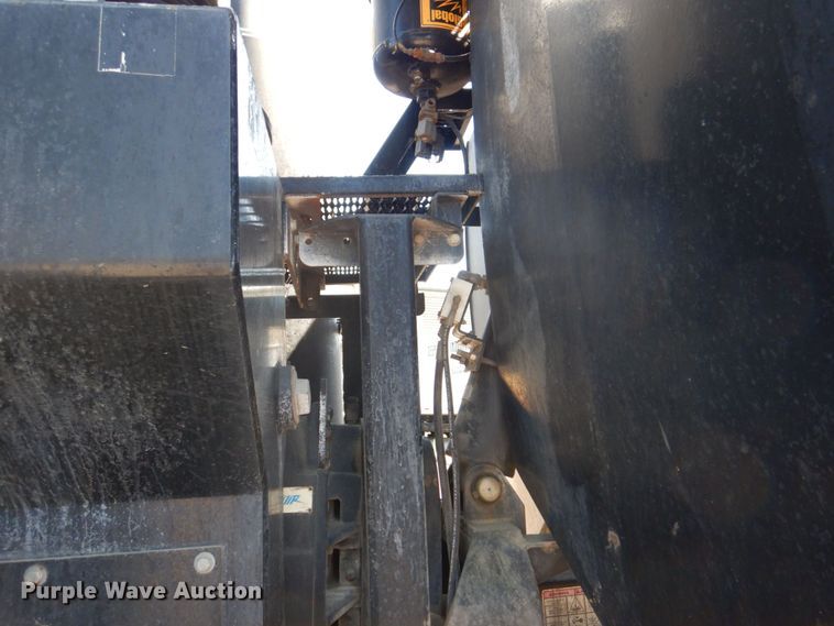 image for item DS8051 2002 Volvo VHD  vacuum truck