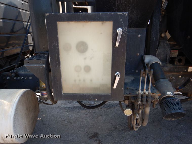 image for item DS8051 2002 Volvo VHD  vacuum truck