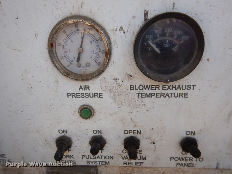 image for item DS8051 2002 Volvo VHD  vacuum truck