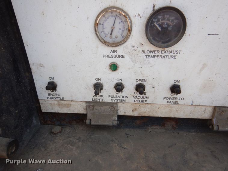 image for item DS8051 2002 Volvo VHD  vacuum truck