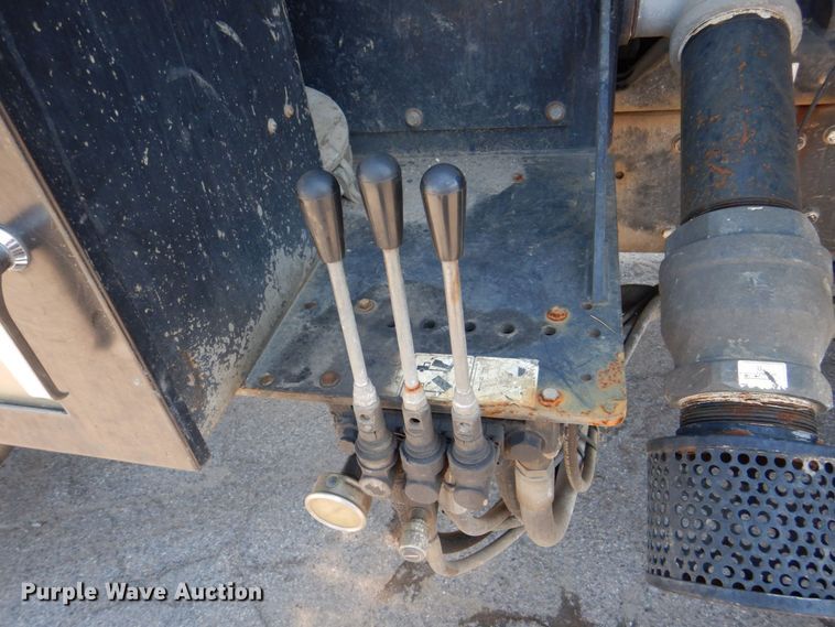 image for item DS8051 2002 Volvo VHD  vacuum truck