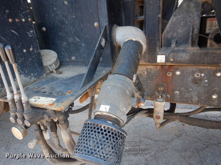 image for item DS8051 2002 Volvo VHD  vacuum truck