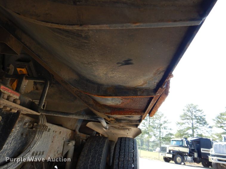 image for item DS8051 2002 Volvo VHD  vacuum truck