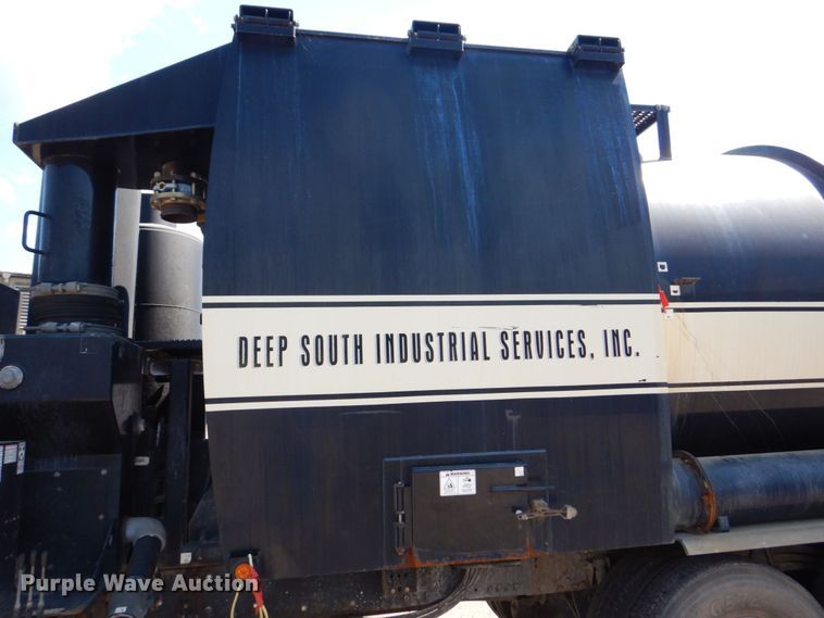 image for item DS8051 2002 Volvo VHD  vacuum truck