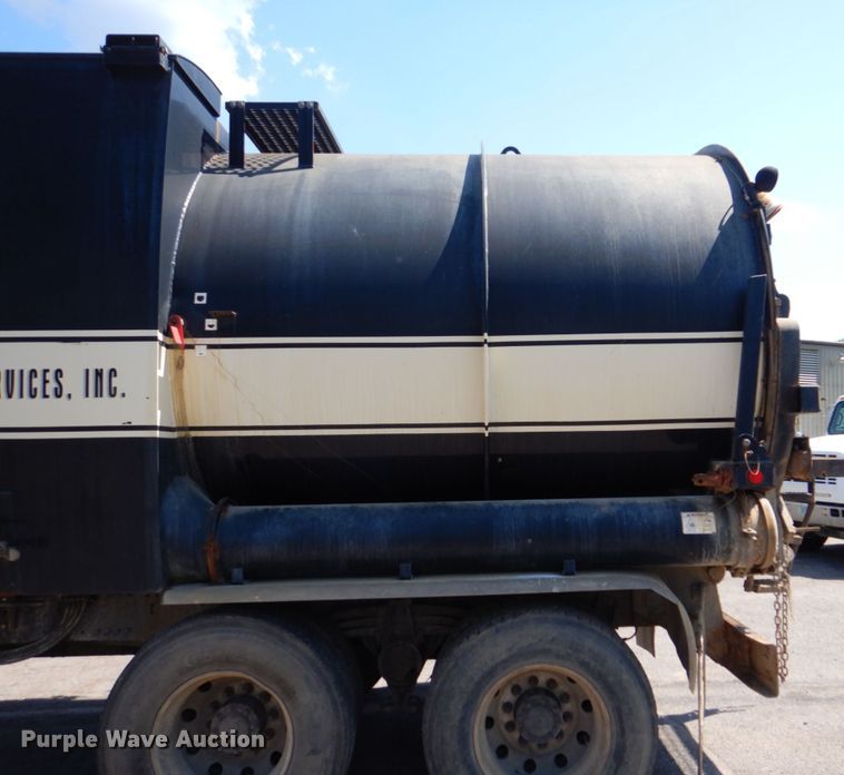 image for item DS8051 2002 Volvo VHD  vacuum truck