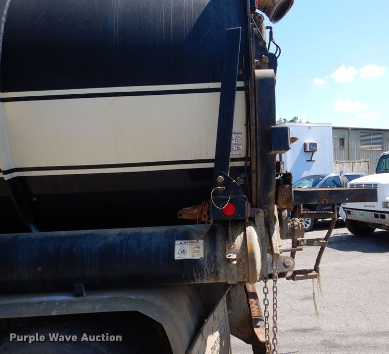 image for item DS8051 2002 Volvo VHD  vacuum truck