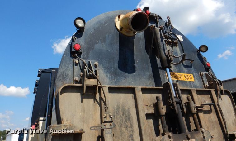 image for item DS8051 2002 Volvo VHD  vacuum truck