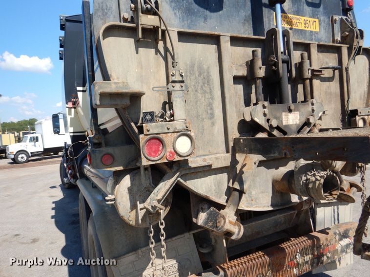 image for item DS8051 2002 Volvo VHD  vacuum truck