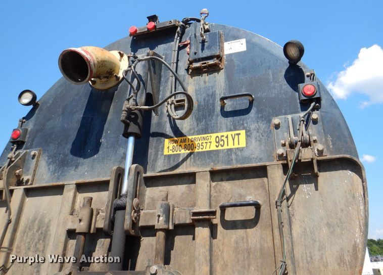 image for item DS8051 2002 Volvo VHD  vacuum truck