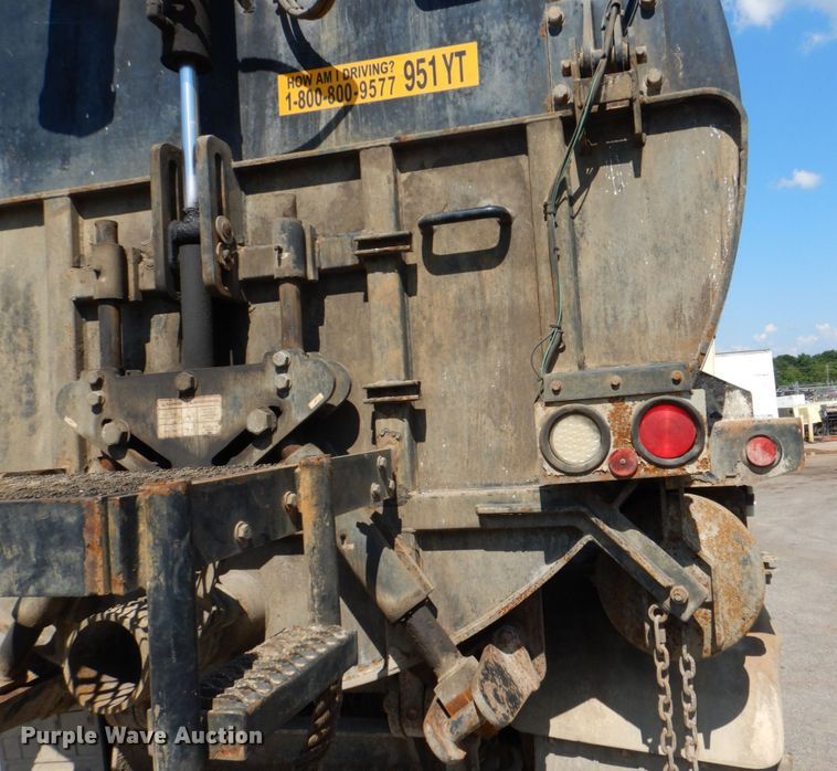 image for item DS8051 2002 Volvo VHD  vacuum truck