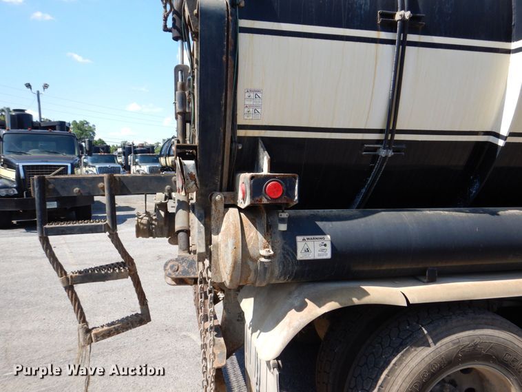 image for item DS8051 2002 Volvo VHD  vacuum truck