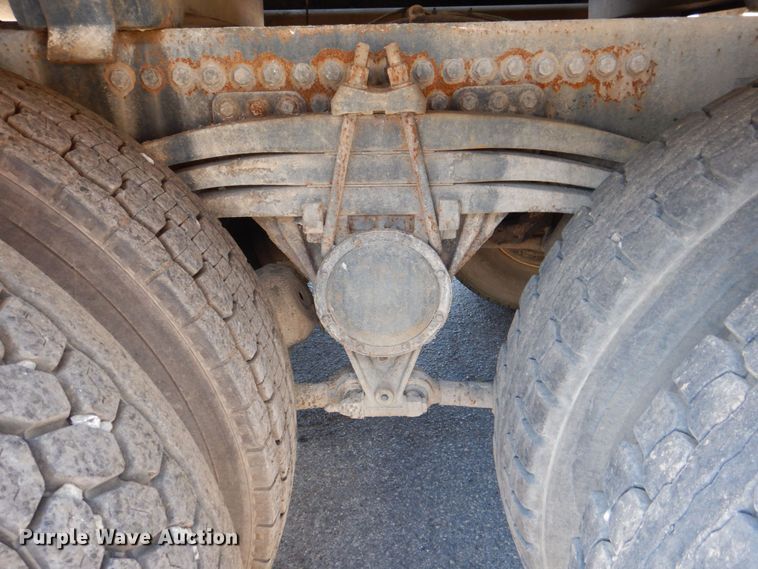 image for item DS8051 2002 Volvo VHD  vacuum truck