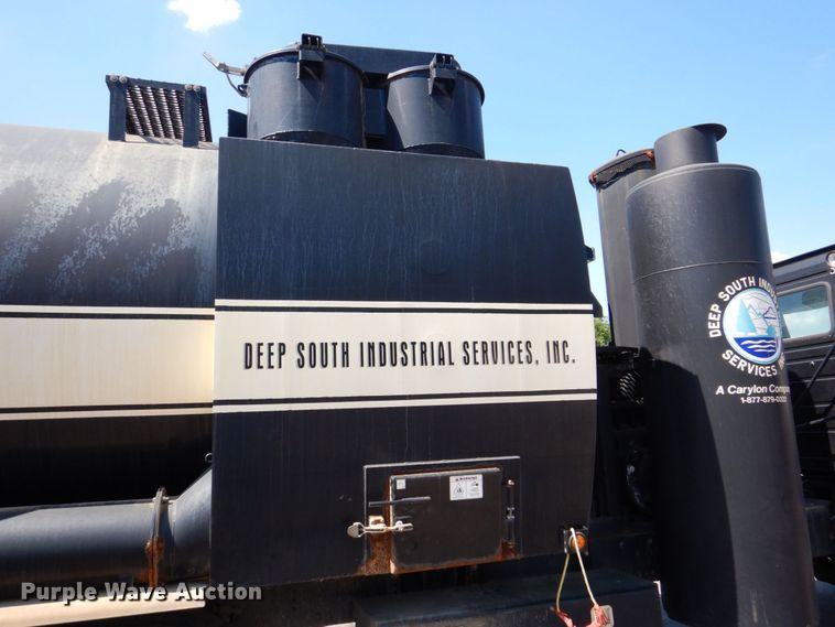 image for item DS8051 2002 Volvo VHD  vacuum truck