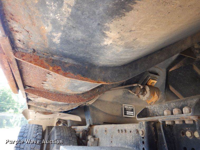image for item DS8051 2002 Volvo VHD  vacuum truck
