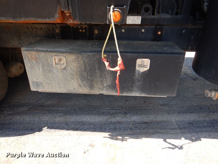 image for item DS8051 2002 Volvo VHD  vacuum truck