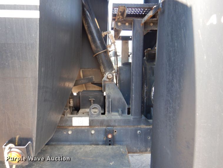 image for item DS8051 2002 Volvo VHD  vacuum truck