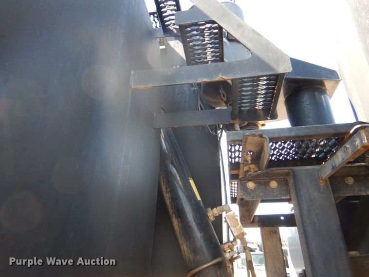 image for item DS8051 2002 Volvo VHD  vacuum truck