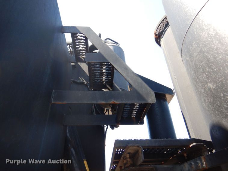 image for item DS8051 2002 Volvo VHD  vacuum truck