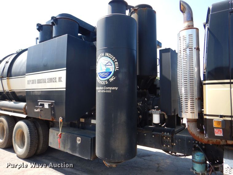 image for item DS8051 2002 Volvo VHD  vacuum truck