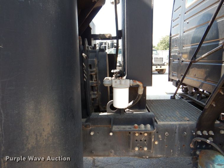 image for item DS8051 2002 Volvo VHD  vacuum truck